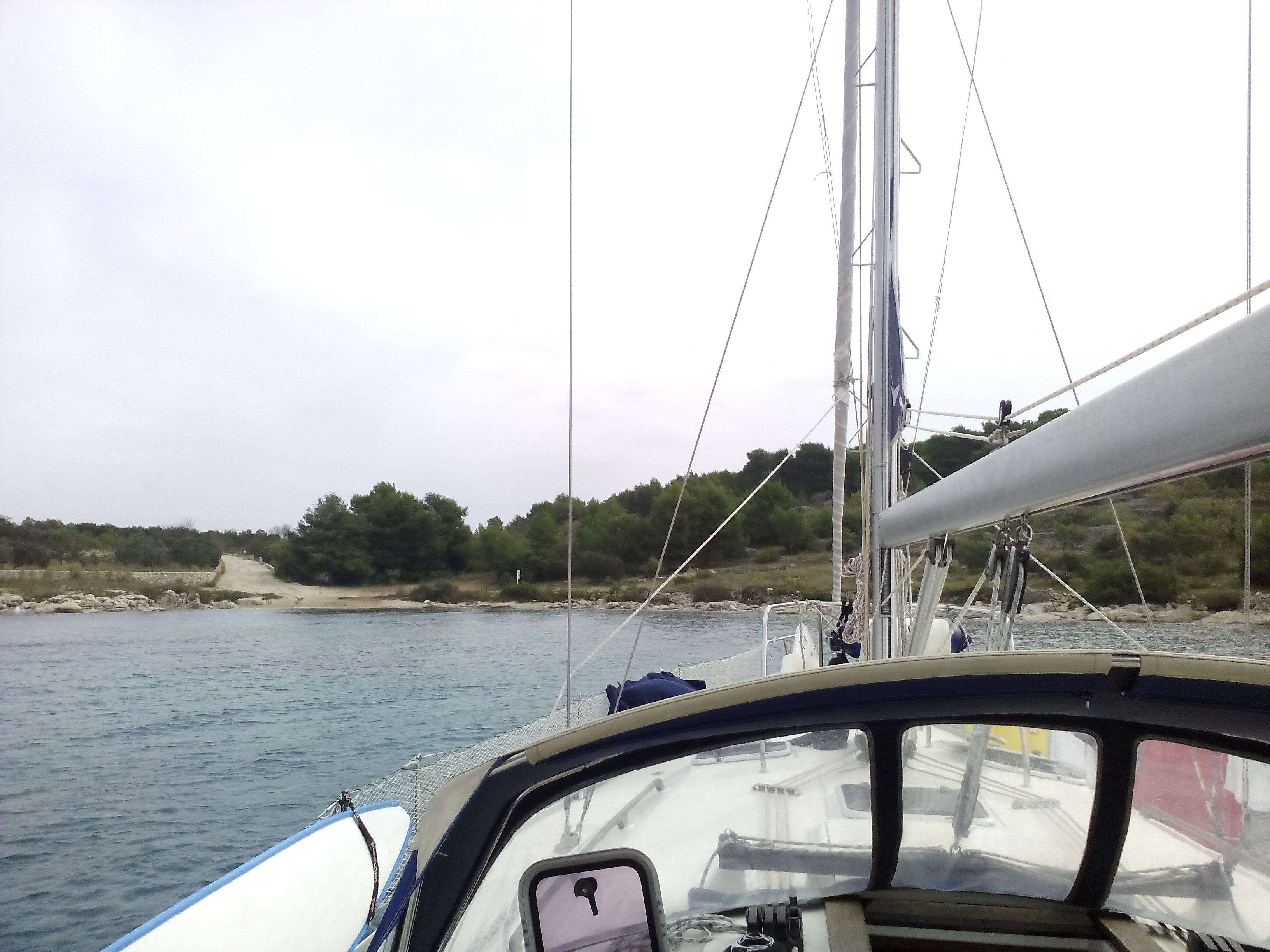 Vor Anker in einer geschützten Ankerbucht auf Murter