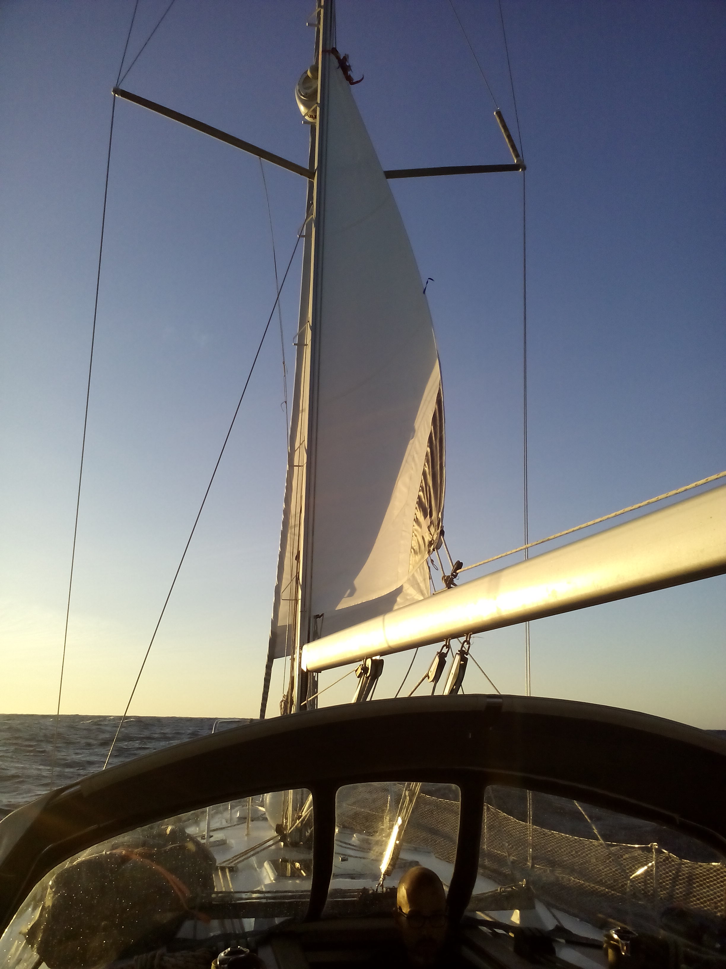 Fahrt mit gerefften Segeln über die südliche Adria nach Italien